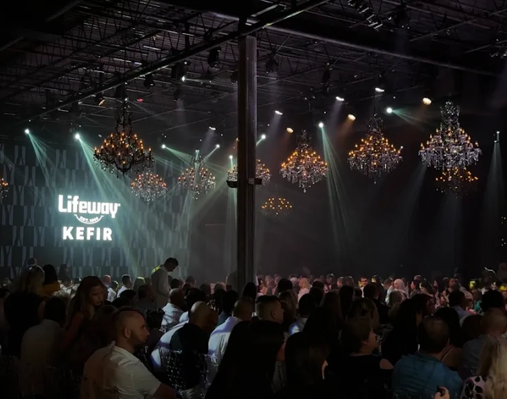 A full YFS show hall with a partner brand on the main screen