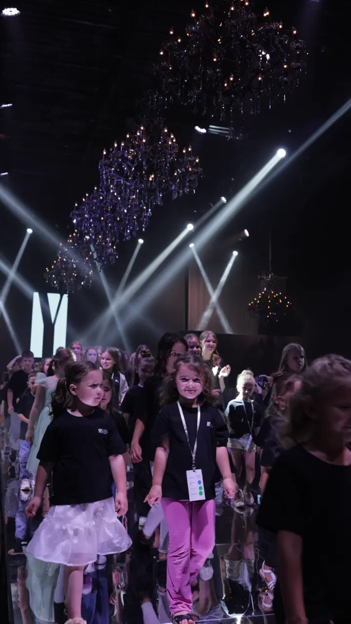 Show night at YFS Chicago: participants, chandeliers, stage lights and the red carpet